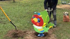 В Солигорске продолжается установка детского игрового оборудования