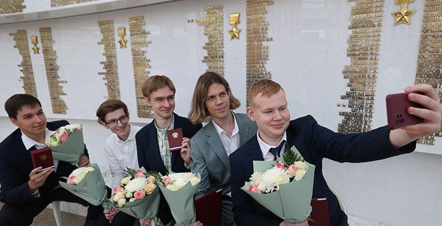 Более Br1 млн из спецфонда Президента будет направлено на поощрение одаренных учащихся и студентов