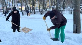 Управление ЖКХ «Комплекс» и жители вышли на уборку снега