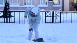 Управление ЖКХ «Комплекс» и жители вышли на уборку снега