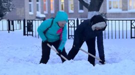 Управление ЖКХ «Комплекс» и жители вышли на уборку снега