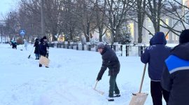Управление ЖКХ «Комплекс» и жители вышли на уборку снега