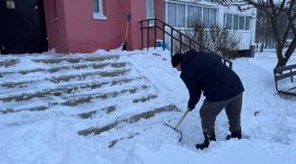 Управление ЖКХ «Комплекс» и жители вышли на уборку снега