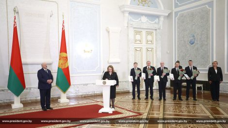 Председатель Всебелорусского народного собрания, Президент Беларуси Александр Лукашенко 6 января привел к присяге судей Конституционного и Верховного судов