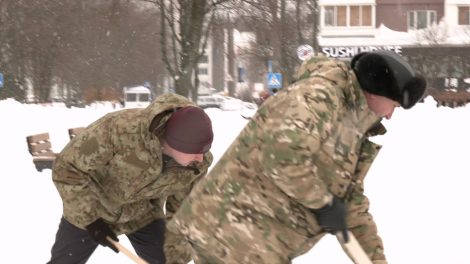 Время конкретных дел. Председатель Солигорского райисполкома Анатолий Лодыга вышел на уборку снега