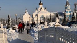 В день Крещения Господня православные верующие в храмах набирают освященную воду