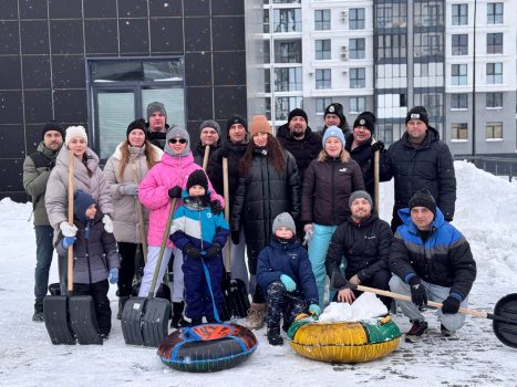 В отличном настроении и с музыкой! Жители нового района вышли на уборку снега