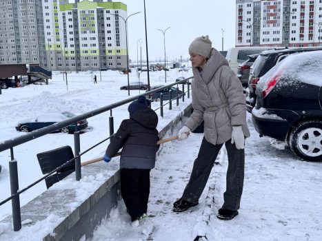 В отличном настроении и с музыкой! Жители нового района вышли на уборку снега