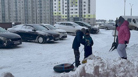 В отличном настроении и с музыкой! Жители нового района вышли на уборку снега