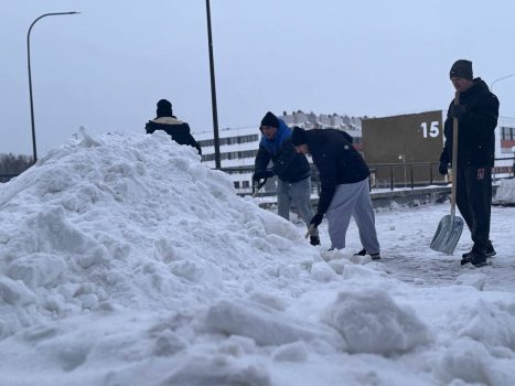 В отличном настроении и с музыкой! Жители нового района вышли на уборку снега