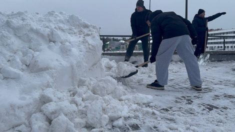 В отличном настроении и с музыкой! Жители нового района вышли на уборку снега