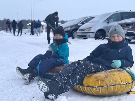 В отличном настроении и с музыкой! Жители нового района вышли на уборку снега