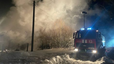 Мужчина повредил несколько автомобилей на стоянке у пиццерии «Доминос». Инцидент произошел ночью - злоумышленник, находясь на неохраняемой парковке из хулиганских побуждений повредил автомобиль «AUDI» — сломал на нем крепления фары и бокового зеркала. Кроме того, пострадали регистрационные знаки с рамками на «GEELY ATLAS», «PEUGEOT 3008», «VOLKSWAGEN PASSAT», «LAND ROVER», еще одном «AUDI» и иных машинах - на них тоже погнули или сломали крепления. Нанесенный хулиганом вред оценен в 300 рублей. Подозреваемый ранее не судим. Мужчина задержан. Парковки в общественных местах остаются уязвимыми местами для хулиганств. Владельцам авто рекомендуется чаще проверять свои припаркованные машины.