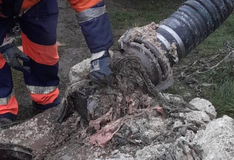 Канализация - не мусорка! Посмотрите, что достают сотрудники водоканалов Минской области при засоре канализации