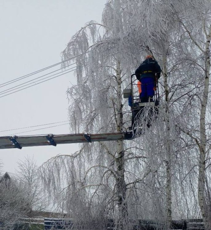 Энергетики продолжают восстанавливать электроснабжение в 39 населенных пунктах