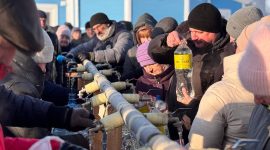 В день Крещения Господня православные верующие в храмах набирают освященную воду
