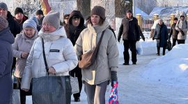 В день Крещения Господня православные верующие в храмах набирают освященную воду