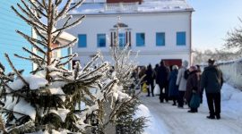 В день Крещения Господня православные верующие в храмах набирают освященную воду