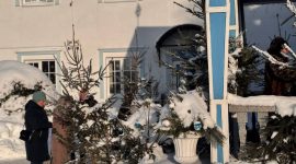 В день Крещения Господня православные верующие в храмах набирают освященную воду