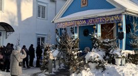 В день Крещения Господня православные верующие в храмах набирают освященную воду