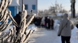 В день Крещения Господня православные верующие в храмах набирают освященную воду