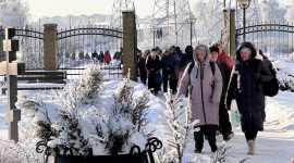 В день Крещения Господня православные верующие в храмах набирают освященную воду