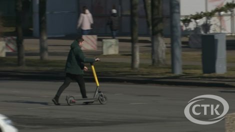 Не спешиваться на «зебре», ездить вдвоем – за что могут оштрафовать пользователей самокатов?