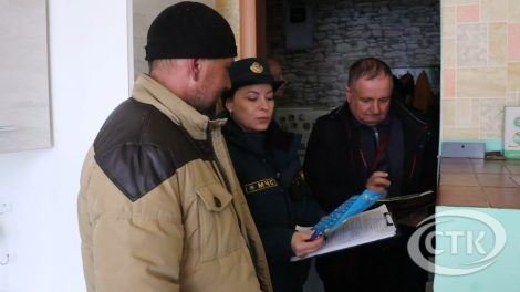 Акция "За безопасность вместе" - сотрудники МЧС посещают дома в сельской местности