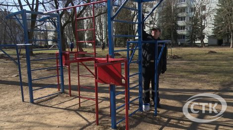Коммунальный ликбез: как сотрудники ЖКХ Комплекс модернизируют детские игровые площадки