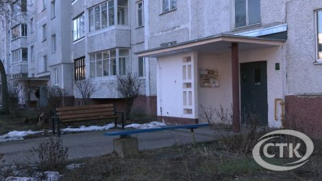 Работники ЖКХ ежедневно очищают город от мусора после зимы