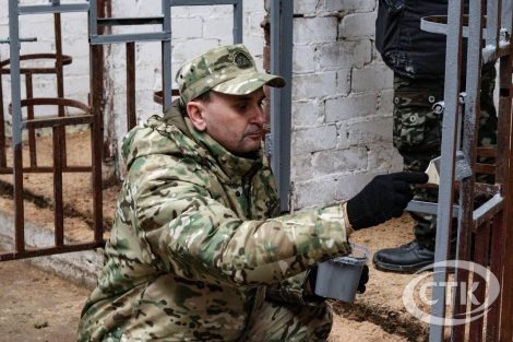 Председатель Солигорского райисполкома Анатолий Лодыга на первом областном субботнике работает на МТФ «Красная Слобода»