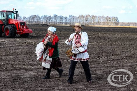 В Сковшине провели обряд "Засевки" и дали официальный старт посевной кампании