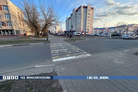 Ребенка на велосипеде сбил автомобиль в Солигорске ⚡️Происшествие случилось 23 марта около 18:10 на ул. Коржа . Местная жительница, управляя автомобилем Toyota, не уступила дорогу и совершила наезд на 11-летнего велосипедиста. Мальчик, не спешившись, пересекал проезжую часть по нерегулируемому пешеходному переходу. В результате ДТП несовершеннолетний велосипедист госпитализирован. *** В ГАИ напомрнают: родителям ежедневно стоит напоминать своим детям о безопасном поведении на дорогах! Не достигнув 14-ти лет, запрещается управлять велосипедом и СПМ на дороге без сопровождения совершеннолетнего лица (кроме пешеходных и жилых зон, тротуаров, велосипедных и пешеходных дорожек).