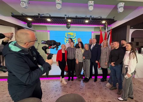 26 марта в рамках проекта «Центральный регион: новые горизонты» блогеры Минской области изучают промышленный, туристический и социокультурный потенциал Борисовского района. Первой точкой маршрута стал гигант автомобильной промышленности - завод «Белджи». Блогеры побывали в производственных цехах завода и своими глазами увидели, как осуществляется производственный цикл до выхода новенького автомобиля на конвейер. На полную сборку одного автомобиля на заводе уходит 2 дня. 🚙СЗАО «Белджи» - это современное высокотехнологичное предприятие, которое выпускает порядка 120 тысяч моделей в год. Линия сварки автоматизирована почти на 90%. Около 80% от общего обьема поставляется в Российскую Федерацию. Эксклюзивный факт дня☝🏼Какой автомобиль самый популярный? На заводе ответили - BELGEE Х50. Кроме этого, блог-тур стал площадкой для диалога с властью. С ребятами встретились начальник главного управления идеологической работы и по делам молодежи Миноблисполкома Ольга Топдемир, глава Борисовского района Николай Карпович. 🤝Инфлюенсеры смогли задать свои вопросы представителям власти и внесли свои предложения для реализации совместных проектов.