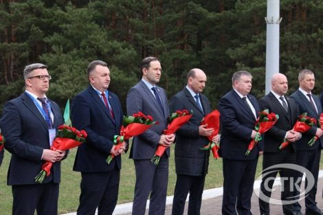Глава района Анатолий Лодыга принял участие в митинге у мемориала советским воинам, партизанам и землякам «Скорбящая мать»