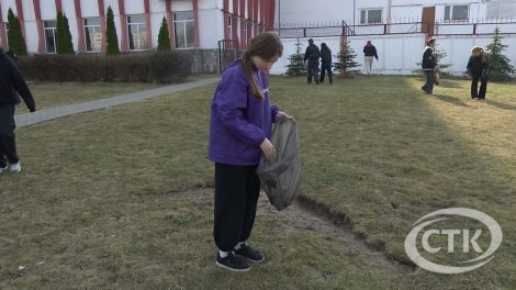 К субботнику присоединилась солигорская молодежь