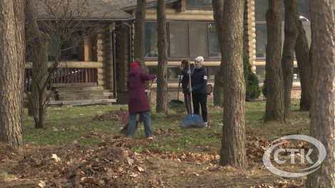 На субботник в Парк четырех стихий вышли около 100 человек