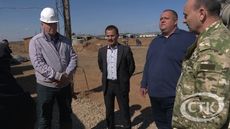 Мужики, работать надо: Анатолий Лодыга раскритиковал строительство фермы в Солигорском районе