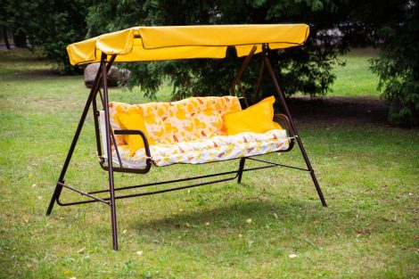 «У нас не шоурум, смотреть нельзя»: как жительница Минской области лишилась денег при покупке садовой мебели