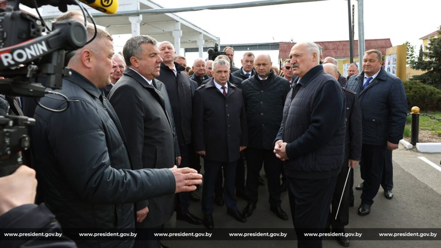 Началась большая командировка Александра Лукашенко в Гомельскую область. Первая точка - Мозырьский район