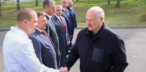 Александр Лукашенко в продолжение большой командировки в Гомельскую область посетил Петриковский район