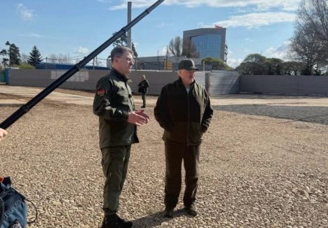 Президент Беларуси Александр Лукашенко 18 апреля во время республиканского субботника работает на площадке Национального исторического музея и парка Народного единства