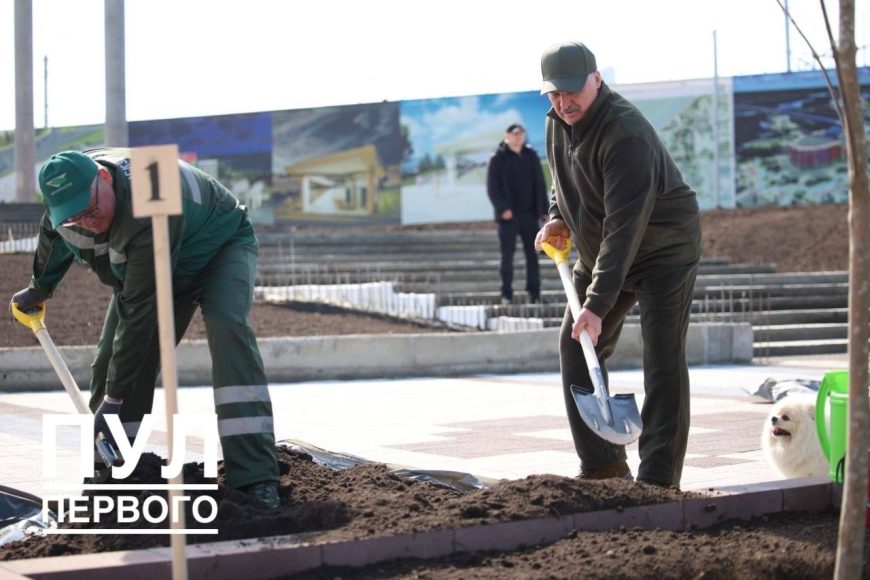 Президент во время республиканского субботника работает на площадке Национального исторического музея и парка Народного единства