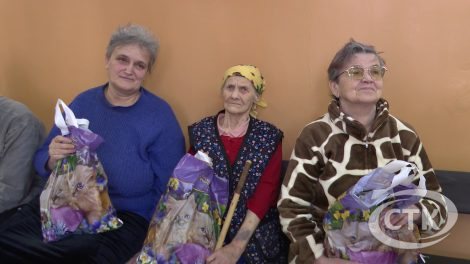 Подари радость ближнему: представители Солигорского райисполкома и духовенства с поздравлениями и подарками посетили тех, кто особенно нуждается в заботе