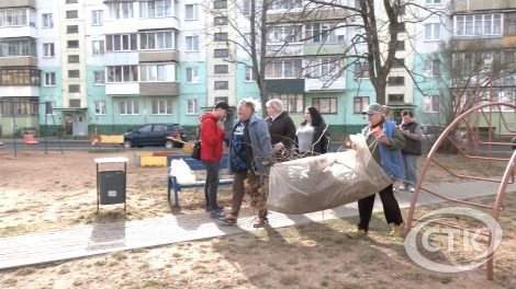 Это наш общий дом: солигорчане вместе с детьми вышли на уборку дворовой территории