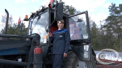 Женщина-механизатор в хозяйстве "Величковичи-агро"