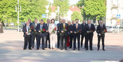 Участники медиафорума в Гродно возложили цветы к памятнику погибшим воинам в ВОВ