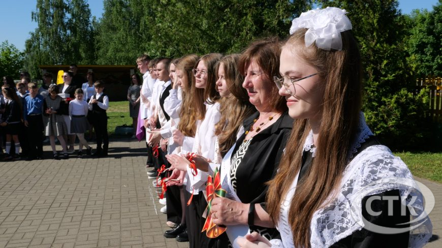 Алла Калеева поздравила выпускников и учащихся Зажевиской средней школы