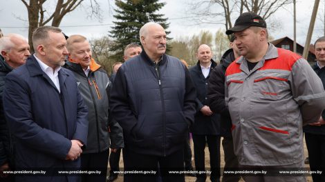 Александр Лукашенко в Праздник труда ознакомился с перспективами развития отечественного тракторостроения