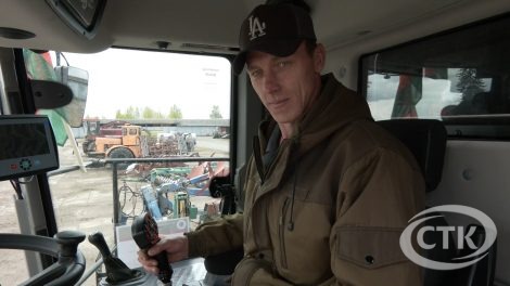 Механизатор Александр Деревянко получил ключи от нового комбайна